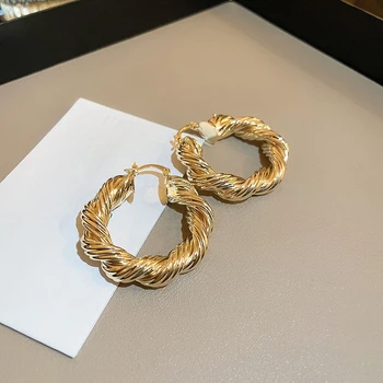 Huitan Золотые серьги-кольца в форме спирали для женщин, простые стильные серьги-петли для ушей для девочек, необычные украшения для вечеринок