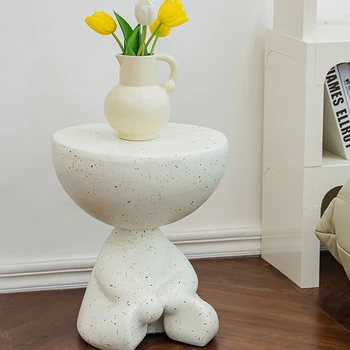 Маленький журнальный столик с плоской головкой, небольшая гостиная, боковой диван, дизайнерский пластиковый приставной столик для спальни