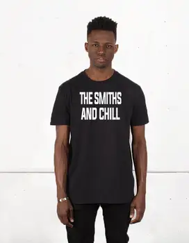 Черная футболка унисекс The Smiths and Chill с круглым вырезом.